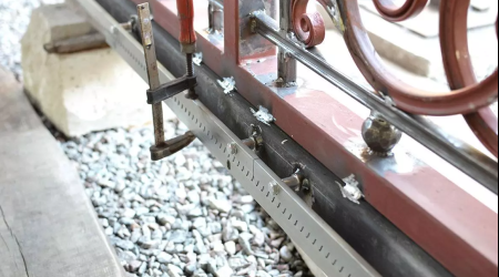 Монтаж зубчастої рейки для приводу відкатних воріт