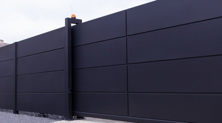 Вуличні ворота відкатні з герметичною обробкою