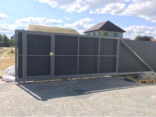Каркас відкатних воріт з Т-профілю на проєм 3,5 метра, довжина воріт 5,5 метрів, з хвірткою – фото