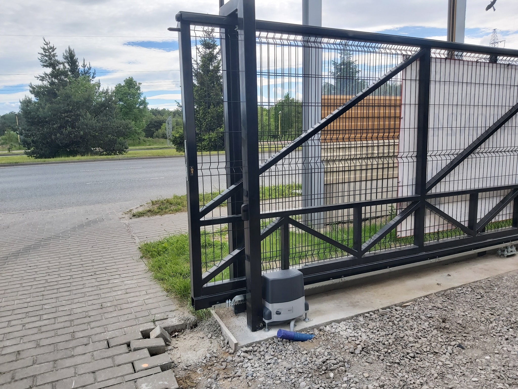 Привід для воріт з сітки