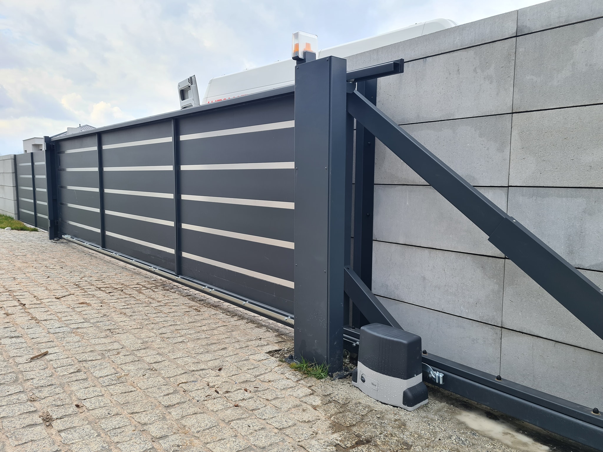 Автоматика для воріт встановлена у приватному будинку