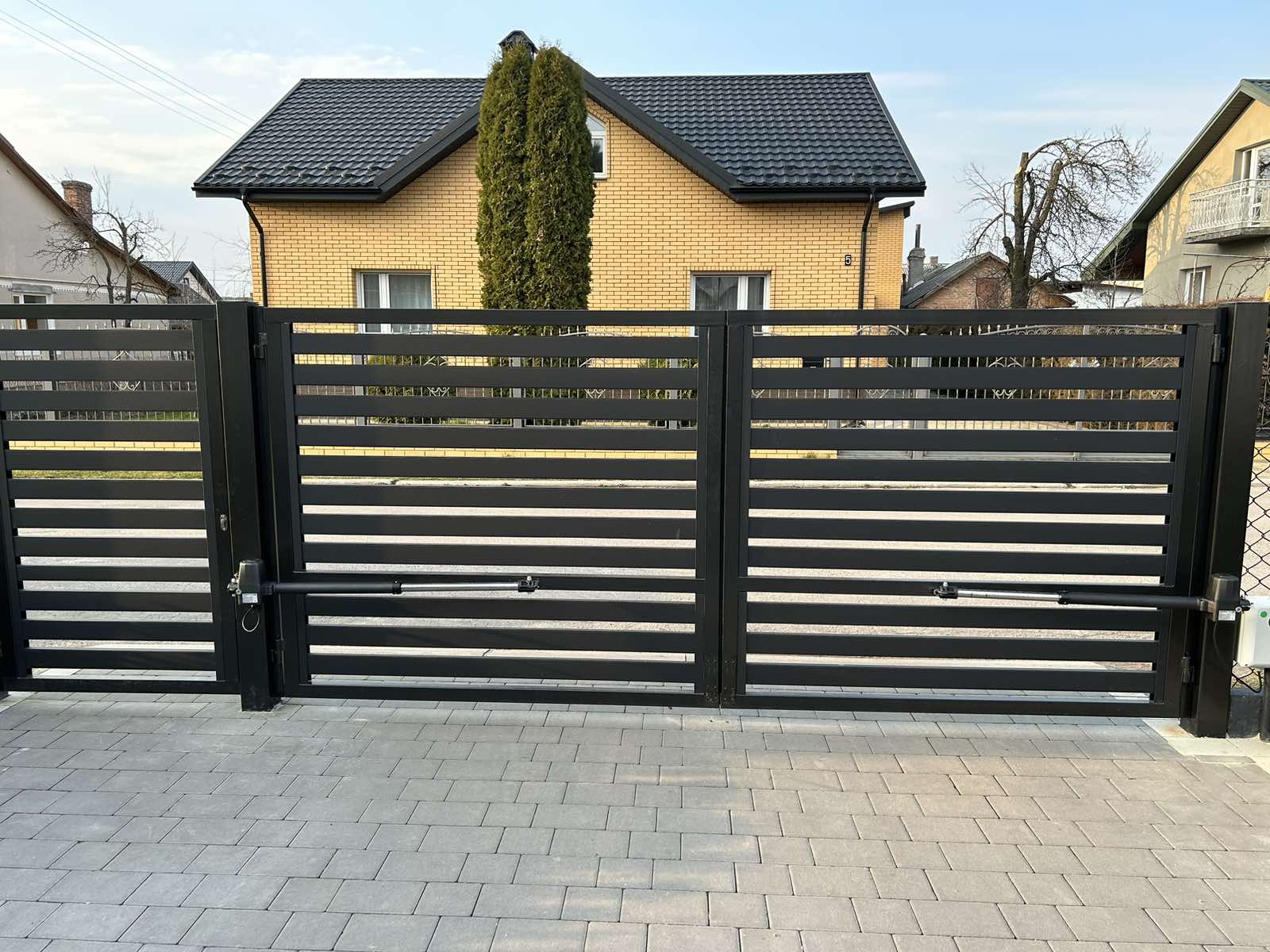 Мотор для відкривання воріт чорного кольору