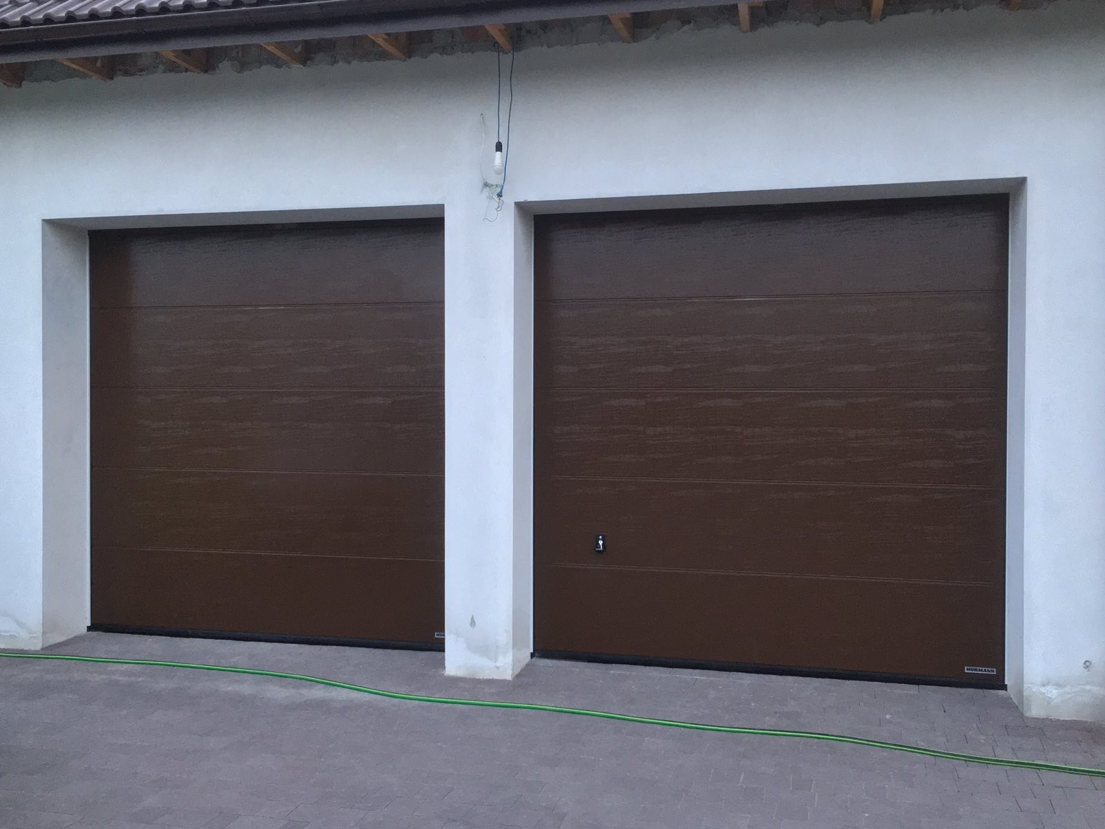 Конструкція секційних гаражних воріт