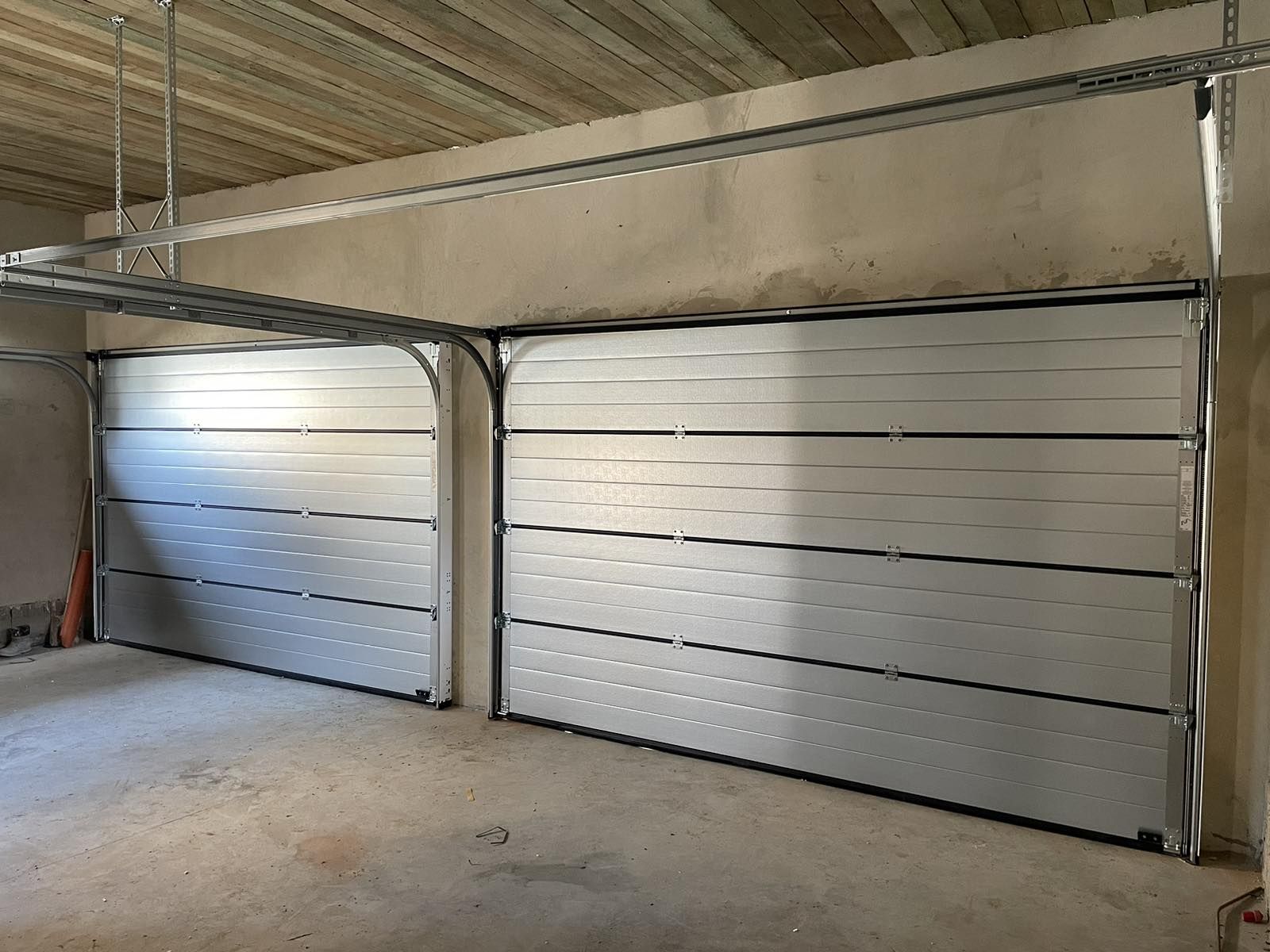 Комплектація гаражних секційних воріт