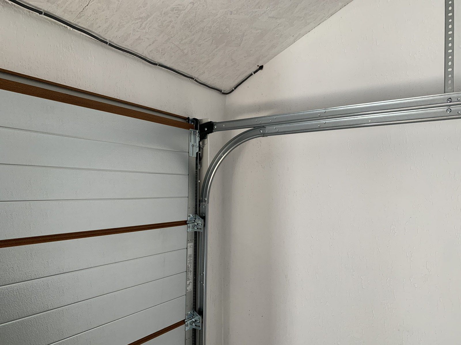 Переваги секційних гаражних воріт